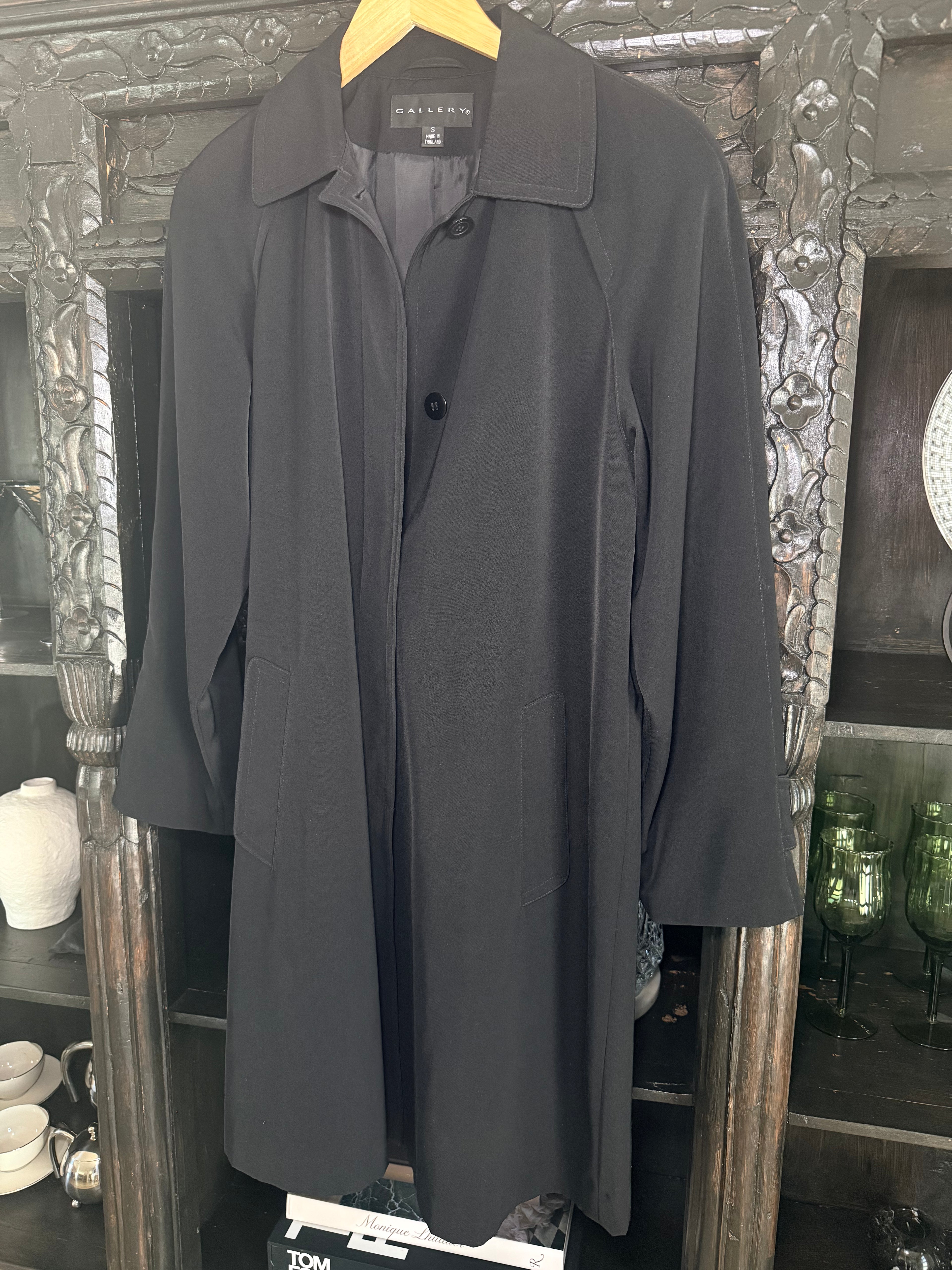Gallery Black Trench coat with collar
