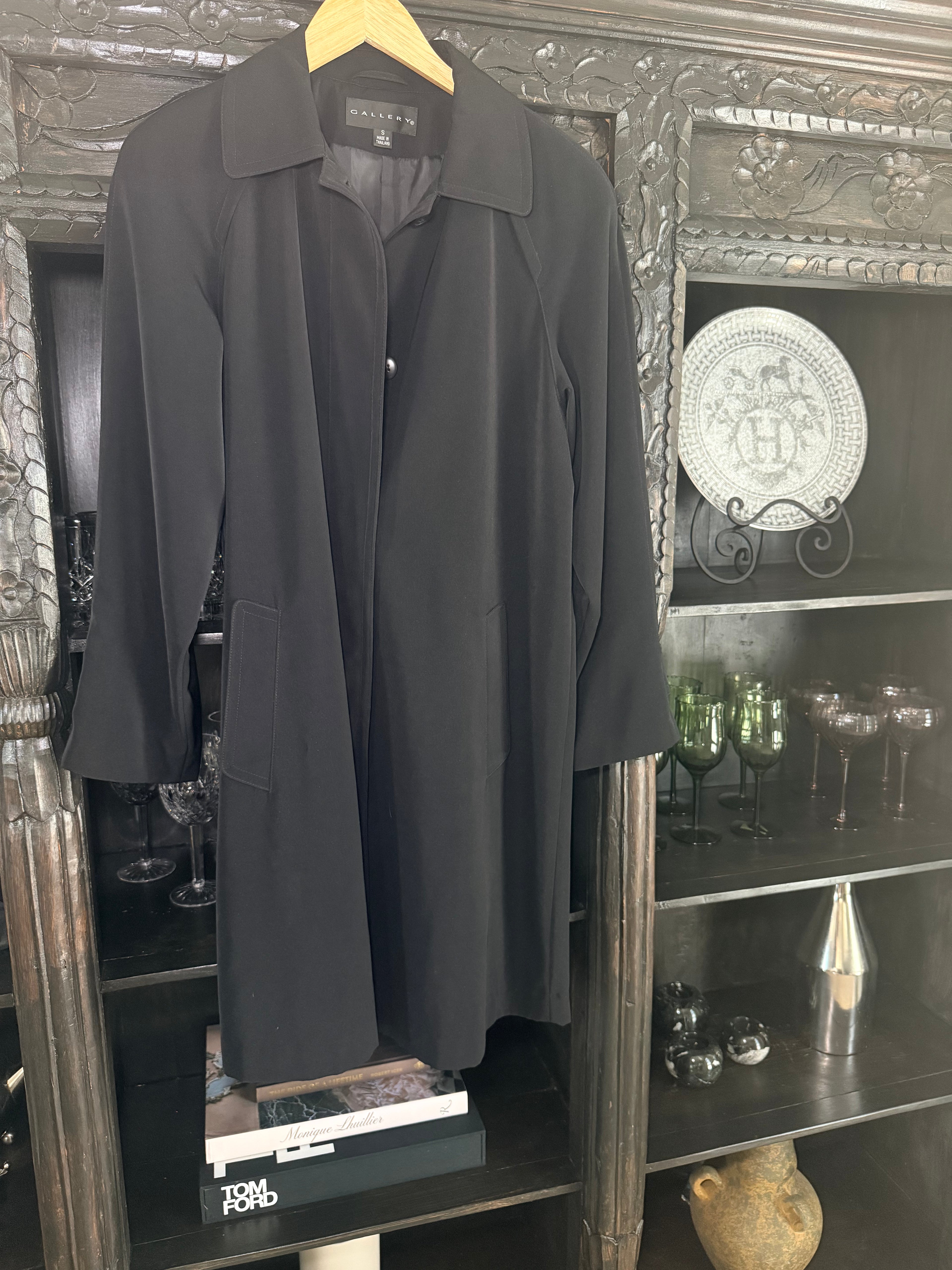 Gallery Black Trench coat with collar